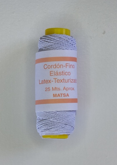 Correia elástica fina branca em carretel amarelo com etiqueta visível