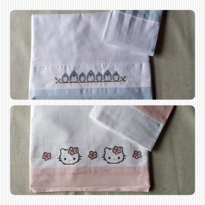 Fraldas de bebé com bordados de pinguins e Hello Kitty