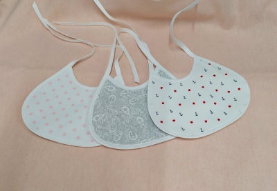 Babetes para bebé com padrões de estrelas, motivos cinza e âncoras