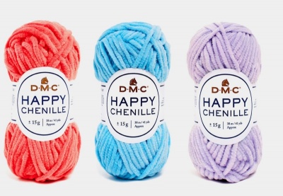Três novelos de lã de chenille em cores laranja, azul e lilás com etiquetas DMC Happy Chenille