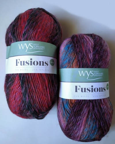 Dois novelos coloridos de lã Fusions da WYS com etiqueta verde e branca