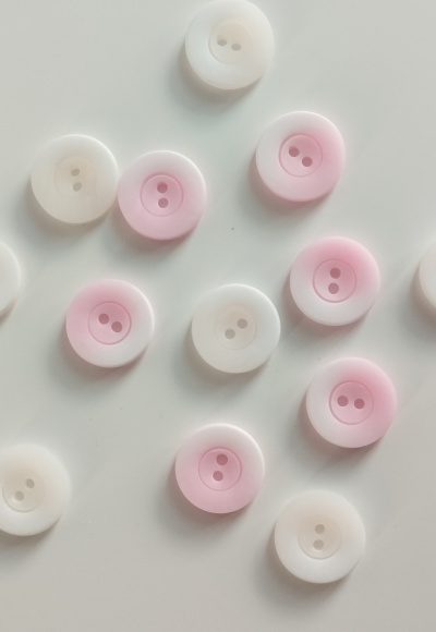Botões redondos rosa e branco com dois orifícios