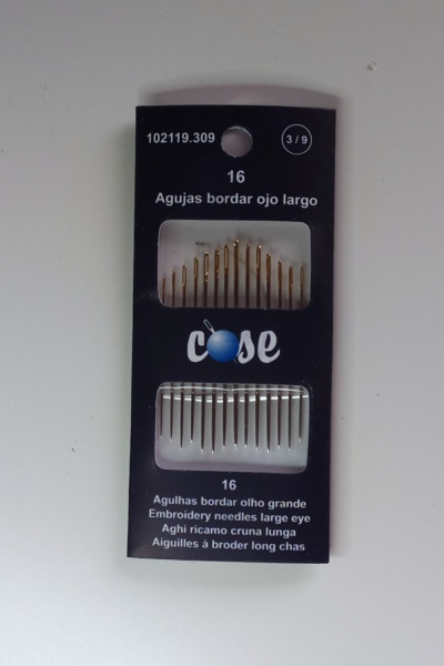 Pacote preto com 16 agulhas para bordar de olho largo douradas e prateadas