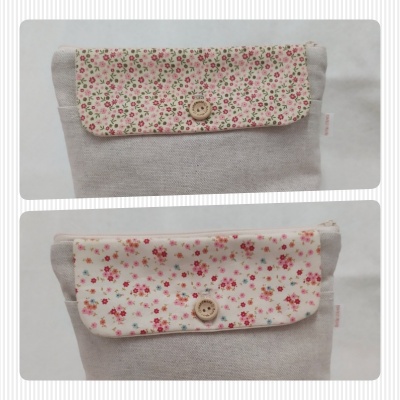 Bolsas pequenas de tecido cinza com tampas florais e botão de madeira
