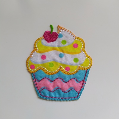 Aplicação em tecido de cupcake colorido com cereja no topo