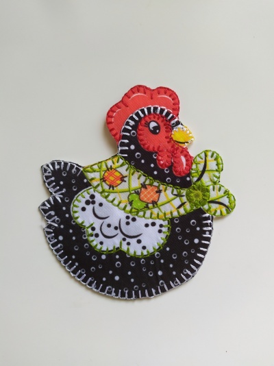 Aplicação em tecido colorida em forma de galinha