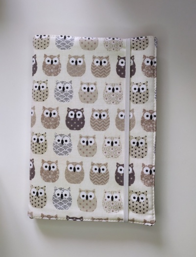 Capa para livro com padrão de corujas e fecho elástico