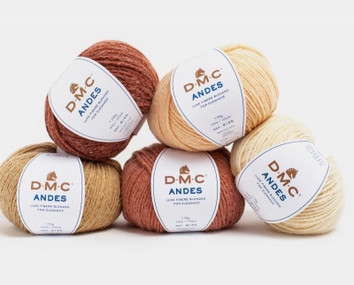 Cinco novelos de lã D.M.C Andes em tons naturais com etiquetas brancas.