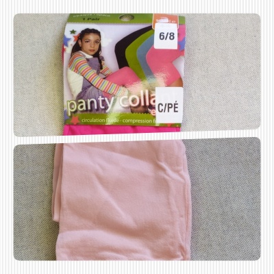 Par de collants rosa claro com etiqueta mostrando menina e texto panty collant