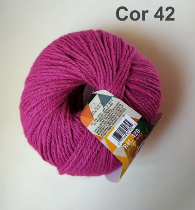 Novelo de lã cor fúcsia com etiqueta colorida e código de barras