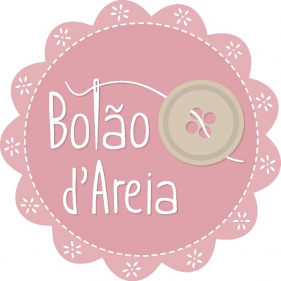 Logótipo cor-de-rosa com texto e botão bege com fio branco