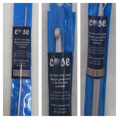 Conjunto de três agulhas de croché de alumínio com diferentes diâmetros em embalagens azuis da marca COSE