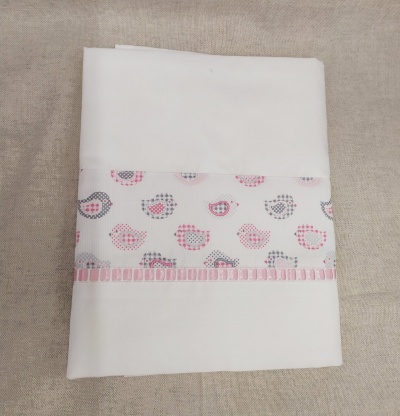 Produto têxtil branco com faixa bordada com pássaros rosa e cinzentos