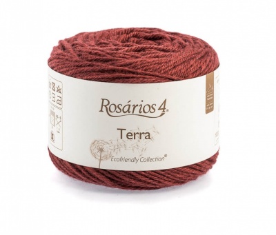 Novelo de fio castanho avermelhado Rosários 4 Terra com rótulo branco
