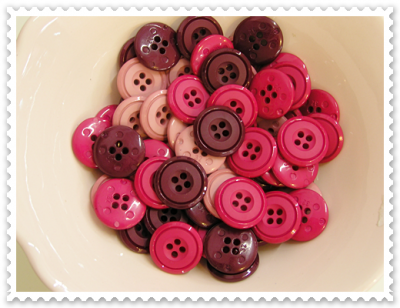 Botões coloridos em tigela branca