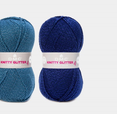 Dois novelos de linha para tricô azul-turquesa e azul-escuro com brilho e etiquetas DMC KNITTY GLITTER 4