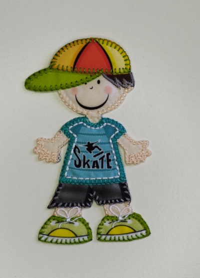 Aplique infantil de menino com boné colorido e t-shirt azul com texto SKATE