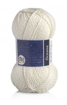 Novelo de lã branca com etiqueta azul escura e texto 'Oceano'