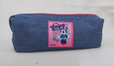 Estojo retangular azul escuro com patch rosa da Minnie Mouse e texto I'm Going