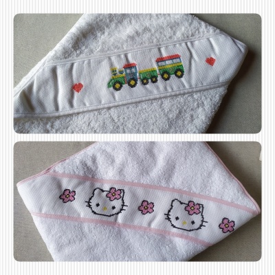 Paninhos de banho brancos com bordados de comboio e Hello Kitty.