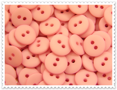 Botões redondos cor-de-rosa com dois orifícios