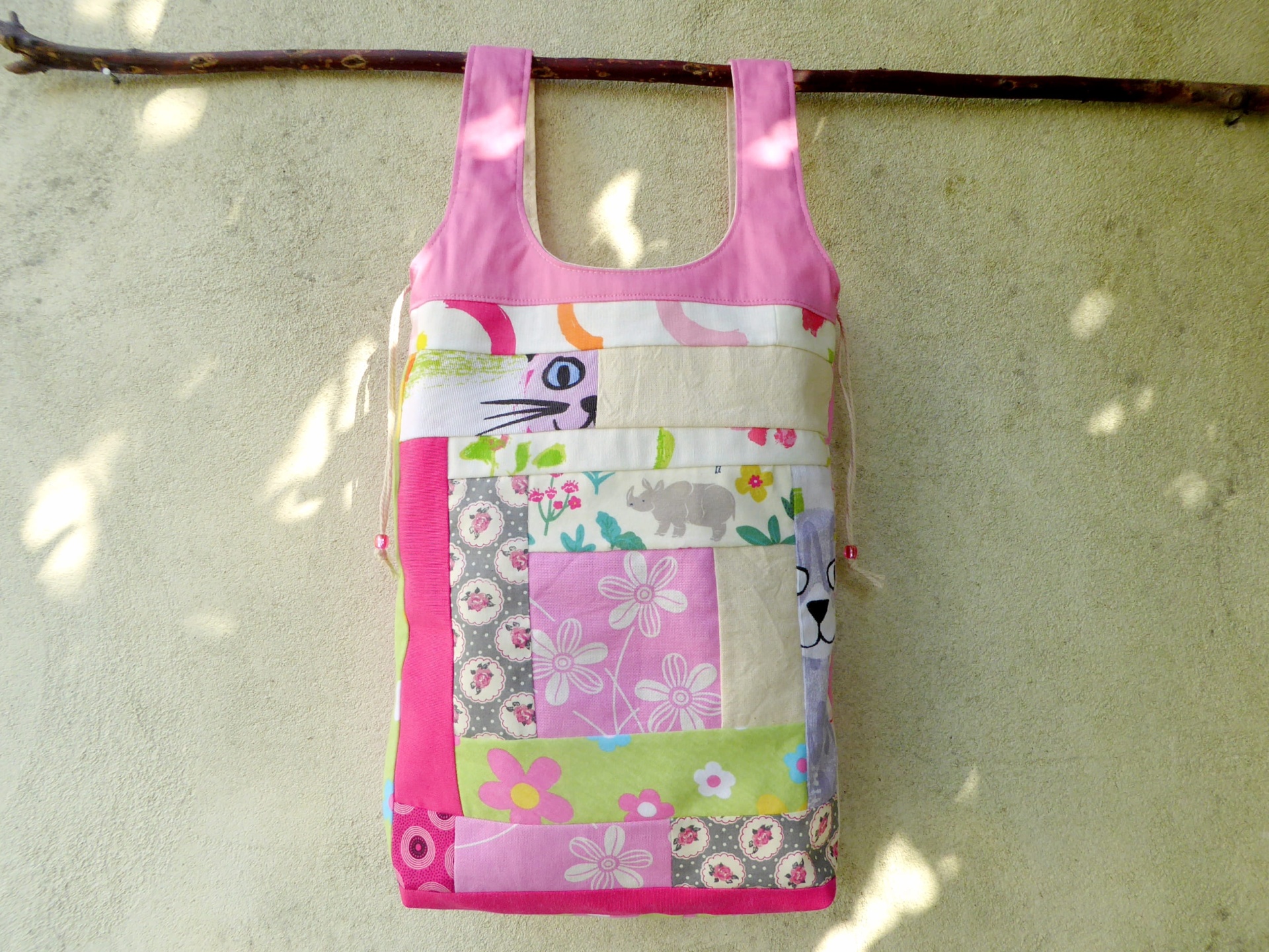 Sacos Com Asas / Saco do Pão Mala de tecido patchwork multicolor pendurada numa parede clara