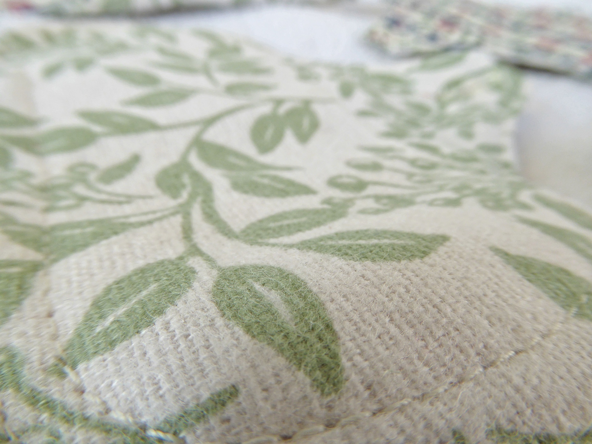Pensos Diários Mini 13cm Tecido branco com padrão de folhas verdes e textura em relevo