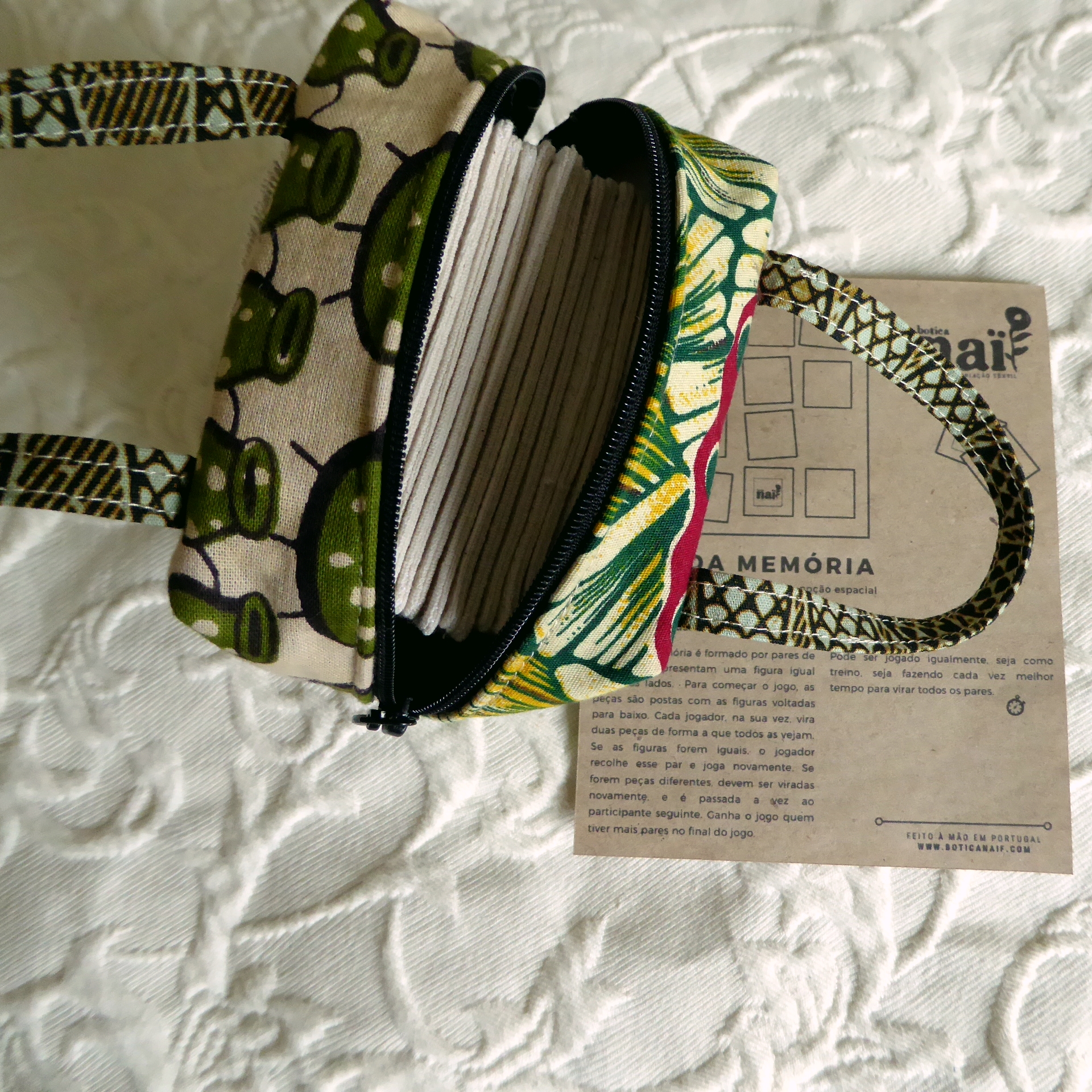 Jogos da Memória (suave - têxtil) Bolsa colorida de tecido com zíper, alças estampadas e papel com texto em português
