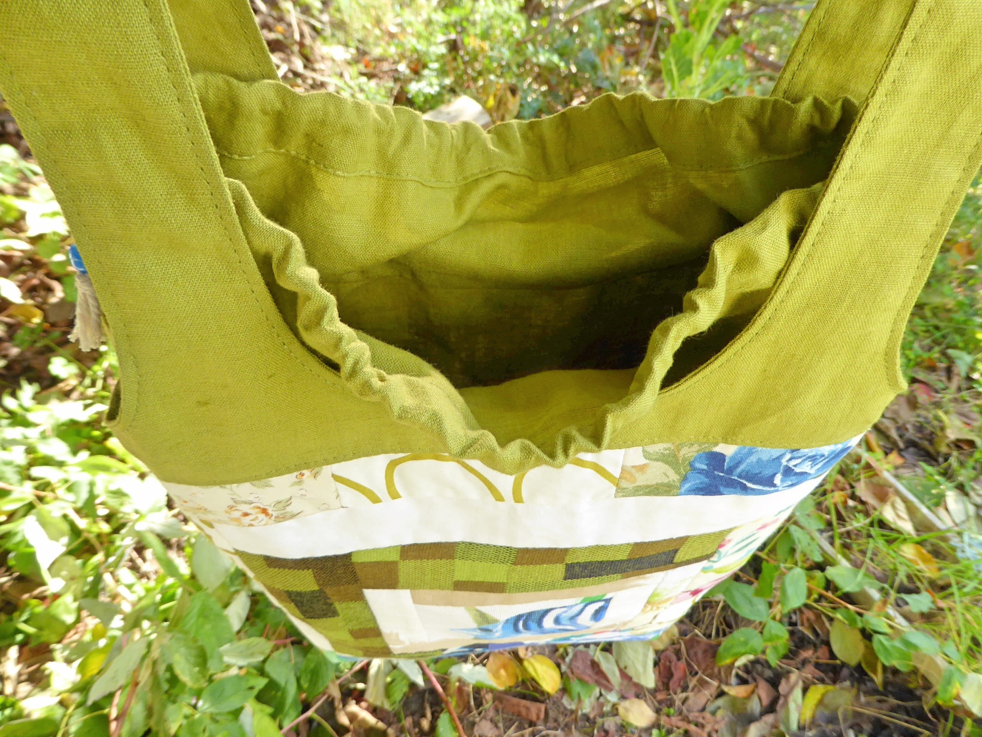 Sacos Com Asas / Saco do Pão Saco de tecido patchwork verde com detalhes florais e quadrados em ambiente natural