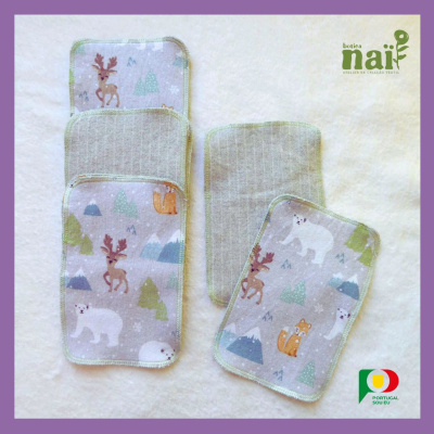 Conjunto de panos de tecido com padrão animal em tons pastel e bordas verdes sobre fundo branco