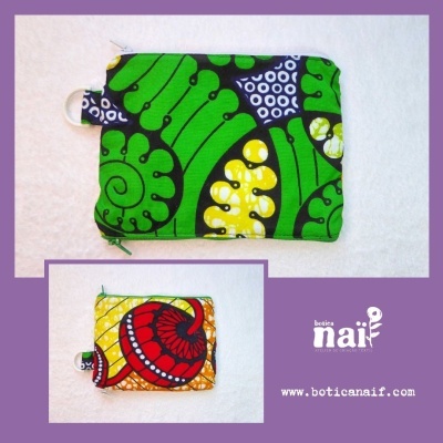 Duas carteiras de tecido colorido com padrões africanos, fechadas por zíper, em fundo branco.