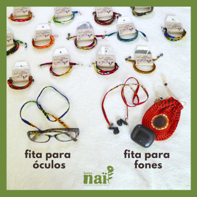 Fitas coloridas para óculos e fones com etiquetas e preços sobre fundo branco.