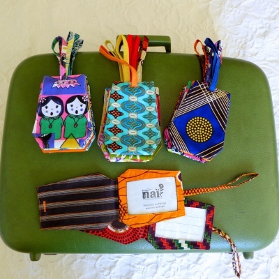 Capas de tecido colorido com padrões africanos para documentos sobre uma mala verde