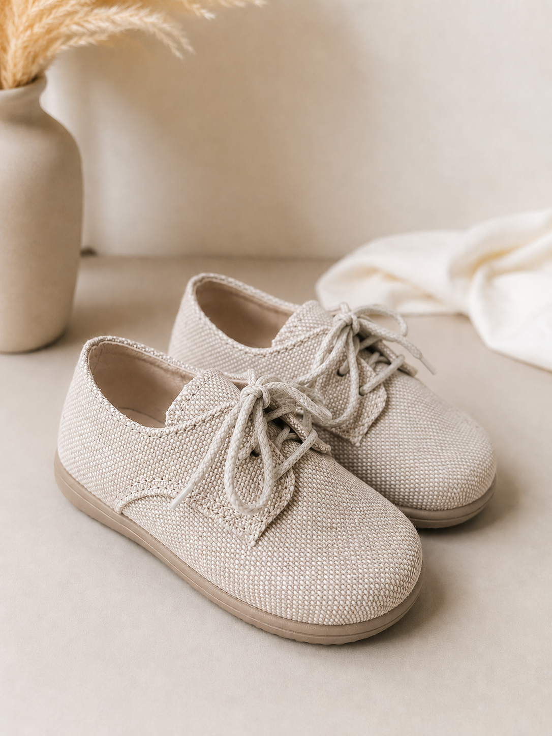 Sapato tecido Bege (17-34) Par de sapatos com atacadores em tecido bege claro