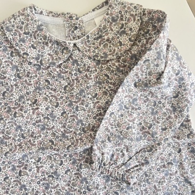 Vestido infantil de manga comprida com padrão floral pequeno e gola redonda