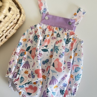 Macacão floral para bebé com parte superior lilás e alças com botões