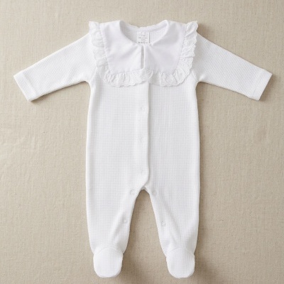 Macacão branco de bebé com gola folhada e botões, tecido branco texturado tipo waffle
