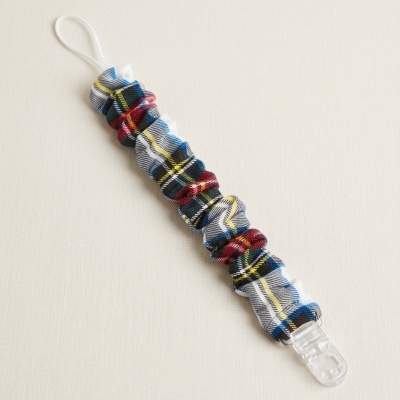 Alça elástica para chupeta com padrão xadrez e clipe transparente