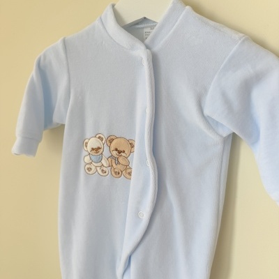 Pijama de bebé azul claro com bordado de ursinhos