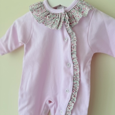 Macacão de bebé cor-de-rosa claro com gola floral e botões brancos