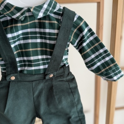 Roupa infantil xadrez verde e calças verdes com alças em cotelê