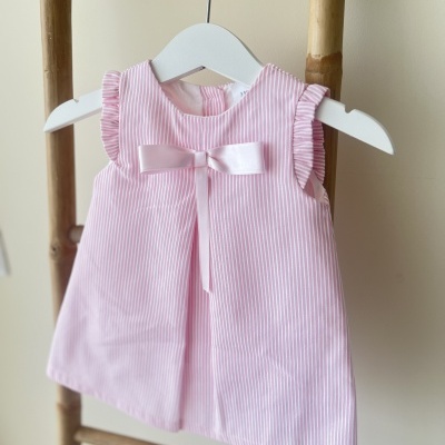 Vestido de bebé rosa com riscas brancas e laço