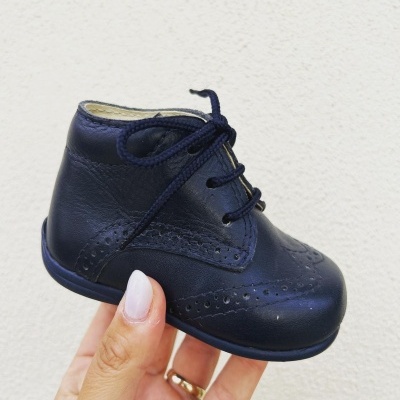 sapato infantil azul escuro de pele com atacadores pretos