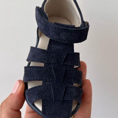 Sandália infantil azul-marinho de camurça com fecho de velcro e tiras largas