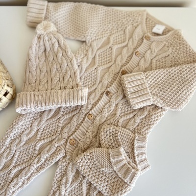 Conjunto bege de malha para bebé com macacão, touca com pompom e luvas
