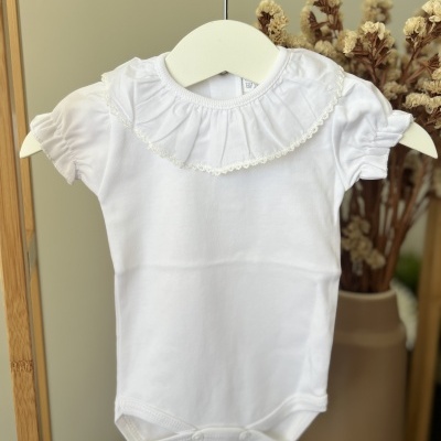 Body branco para bebé com gola franzida e detalhes em renda
