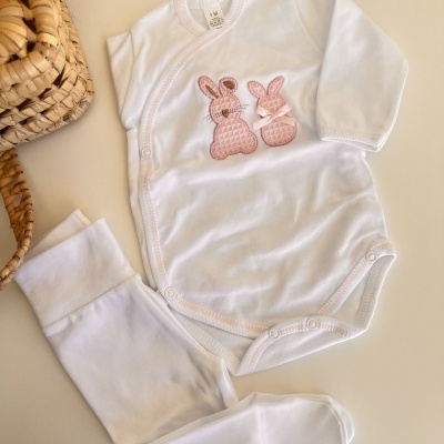 Conjunto de bebé branco com desenho de coelhinhos cor-de-rosa e calças compridas com pés