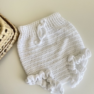 Shorts de bebé em malha branca com acabamento ondulado