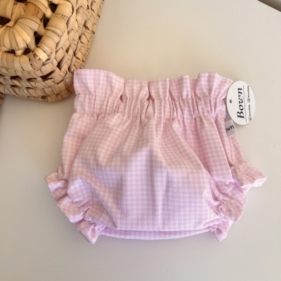 Calção curto para bebé rosa com padrão xadrez e etiqueta BORRN