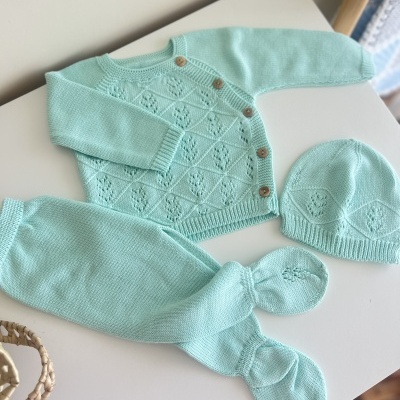 Conjunto de bebé em malha verde-água com casaco, calças e gorro, com padrão de losangos e botões de madeira
